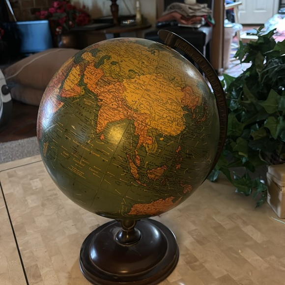 COPY - Antique world globe in perfect condition.. wood base   17” tall. C 39” a… - Picture 2 of 5
